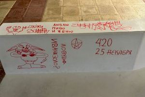 Vandalismo en El Campello: los nuevos bancos del paseo marítimo amanecen con pintadas