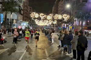 Más de 5.000 corredores convierten la San Silvestre de Alicante en un récord de solidaridad y buen humor - (foto 2) Más de 5.000 corredores convierten la San Silvestre de Alicante en un récord de solidaridad y buen humor - (foto 2)