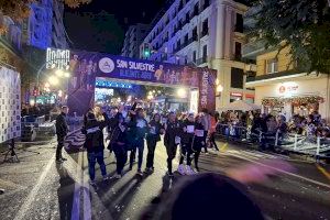 Más de 5.000 corredores convierten la San Silvestre de Alicante en un récord de solidaridad y buen humor - (foto 3) Más de 5.000 corredores convierten la San Silvestre de Alicante en un récord de solidaridad y buen humor - (foto 3)