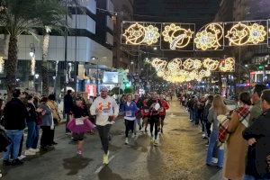 Más de 5.000 corredores convierten la San Silvestre de Alicante en un récord de solidaridad y buen humor - (foto 4) Más de 5.000 corredores convierten la San Silvestre de Alicante en un récord de solidaridad y buen humor - (foto 4)