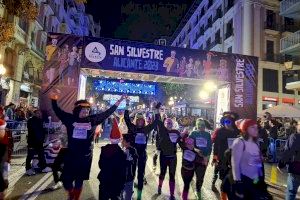 Más de 5.000 corredores convierten la San Silvestre de Alicante en un récord de solidaridad y buen humor - (foto 5) Más de 5.000 corredores convierten la San Silvestre de Alicante en un récord de solidaridad y buen humor - (foto 5)