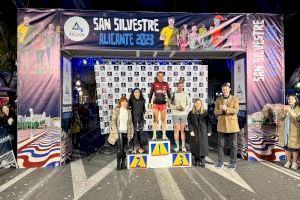Más de 5.000 corredores convierten la San Silvestre de Alicante en un récord de solidaridad y buen humor - (foto 18) Más de 5.000 corredores convierten la San Silvestre de Alicante en un récord de solidaridad y buen humor - (foto 18)