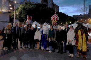 Obert el Mercat de  Reis en la plaça Cronista Chabret de Sagunt