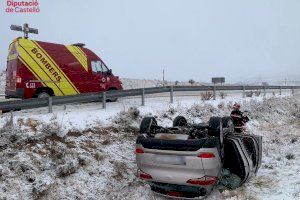 Un coche se estrella en Morella durante el temporal de nieve - (foto 2) Un coche se estrella en Morella durante el temporal de nieve - (foto 2)