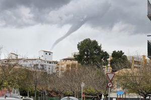 Una sobtada tempesta amb graníssol i un remolí sorprén la Plana