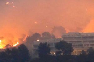 Mejora la situación en el grave incendio entre Altea y Calp tras las evacuaciones y cortes de carreteras - (foto 4) Mejora la situación en el grave incendio entre Altea y Calp tras las evacuaciones y cortes de carreteras - (foto 4)
