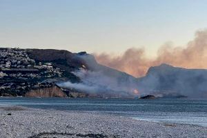 Mejora la situación en el grave incendio entre Altea y Calp tras las evacuaciones y cortes de carreteras - (foto 3) Mejora la situación en el grave incendio entre Altea y Calp tras las evacuaciones y cortes de carreteras - (foto 3)