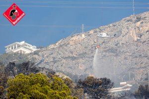 Mejora la situación en el grave incendio entre Altea y Calp tras las evacuaciones y cortes de carreteras - (foto 2) Mejora la situación en el grave incendio entre Altea y Calp tras las evacuaciones y cortes de carreteras - (foto 2)