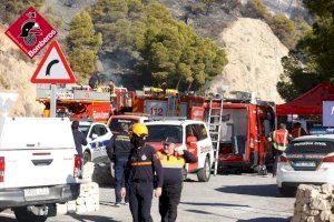 Mejora la situación en el grave incendio entre Altea y Calp tras las evacuaciones y cortes de carreteras - (foto 6) Mejora la situación en el grave incendio entre Altea y Calp tras las evacuaciones y cortes de carreteras - (foto 6)