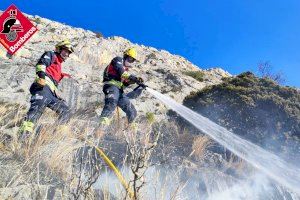 Estabilitzen l'incendi forestal d'Altea i s'obri la línia del TRAM