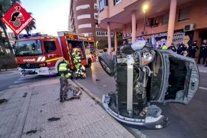 Un cotxe bolca a Benidorm i es destrossa contra una farola