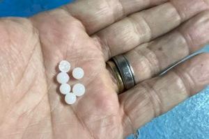Aparecen en una playa de Valencia seis pellets de plástico como los que se cuentan por toneladas en la costa gallega