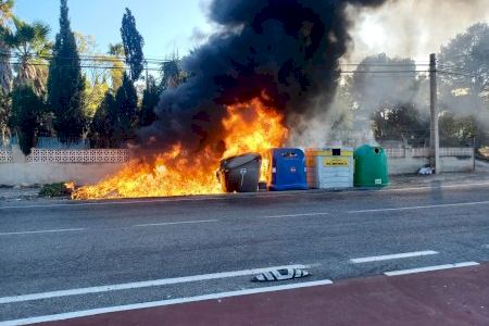 Alarma en un municipio de Alicante: arden 8 contenedores de basura por tirar brasas encendidas Alarma en un municipio de Alicante: arden 8 contenedores de basura por tirar brasas encendidas
