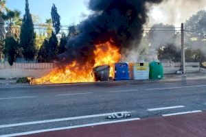 Alarma en un municipio de Alicante: arden 8 contenedores de basura por tirar brasas encendidas Alarma en un municipio de Alicante: arden 8 contenedores de basura por tirar brasas encendidas