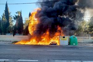 Alarma en un municipio de Alicante: arden 8 contenedores de basura por tirar brasas encendidas - (foto 2) Alarma en un municipio de Alicante: arden 8 contenedores de basura por tirar brasas encendidas - (foto 2)