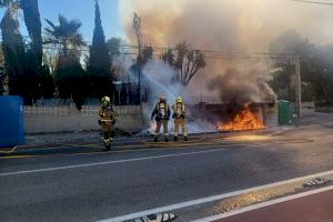 Alarma en un municipio de Alicante: arden 8 contenedores de basura por tirar brasas encendidas - (foto 3) Alarma en un municipio de Alicante: arden 8 contenedores de basura por tirar brasas encendidas - (foto 3)