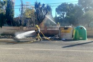 Alarma en un municipio de Alicante: arden 8 contenedores de basura por tirar brasas encendidas - (foto 4) Alarma en un municipio de Alicante: arden 8 contenedores de basura por tirar brasas encendidas - (foto 4)
