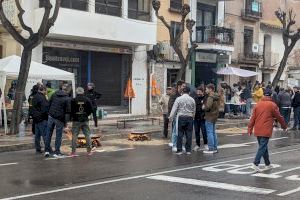 Les paelles de Benicàssim resistixen malgrat la jornada plujosa