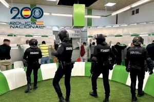 VÍDEO | Un bar d'Aspe amagava un recinte clandestí per a baralles de galls - (foto 6)