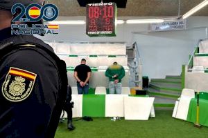 VÍDEO | Un bar d'Aspe amagava un recinte clandestí per a baralles de galls - (foto 5)