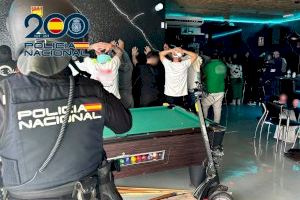 VÍDEO | Un bar d'Aspe amagava un recinte clandestí per a baralles de galls - (foto 7)