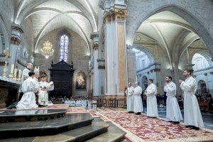 El Arzobispo preside la ordenación diaconal de un seminarista y un religioso y de tres laicos como diáconos permanentes - (foto 5)