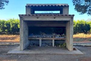 Vandalisme a Nules: pintades i destrucció en els paellers de Quatre Camins
