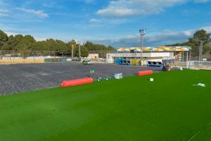 En marcha las obras de renovación del campo de césped artificial del polideportivo de l’Alfàs