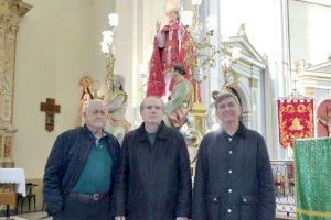 Els portadors de Borriana, guardians de la tradició de Sant Blai: "Cada vegada s'incorporen més dones, però necessitem als joves" - (foto 2)