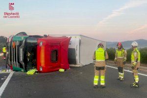 Tallada l'AP7 a Peníscola en bolcar un camió