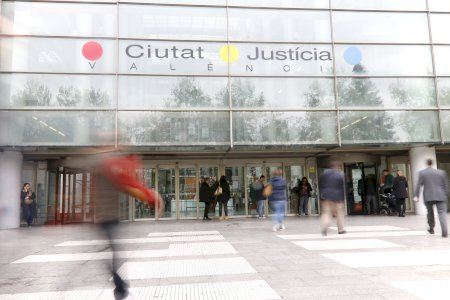 Presó permanent per a l'home que va assassinar al seu fill a Sueca per a causar el “major dolor de tots els imaginables” a la seua exmuller