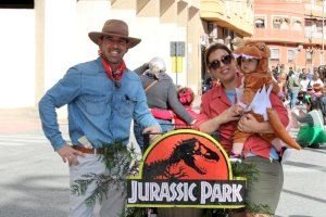 El carnaval infantil de El Campello reúne a cientos de familias ataviadas con los más variopintos disfraces