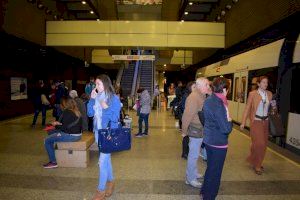 Mujer, de 33 años, con estudios y nivel económico medio: Así es el perfil más habitual de viajero en el metro de Valencia