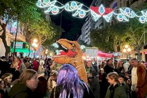 Unas 60.000 personas desafían al viento y disfrutan del carnaval en Alicante
