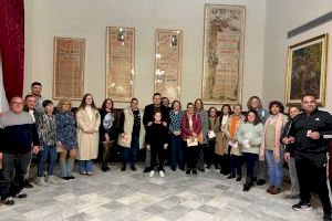 Sueca entrega las tarjetas regalo de la Campaña 'Enamorats del Comerç i l'Hostaleria de Sueca' para utilizar en el pequeño negocio local