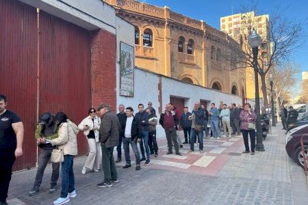 Locura en Castellón por la Feria de la Magdalena: gran expectación y largas colas en el primer día de venta de entradas