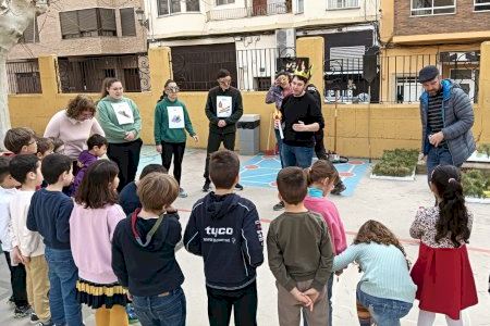 Alumnos de la Escuela de Viticultura y Enología Félix Jiménez de Requena llevan el bosque a las aulas de primaria