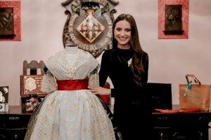 El Gremio Artesano de Sastres y Modistas de la Comunidad Valenciana ha obsequiado un traje completo a la Fallera Mayor de Valencia