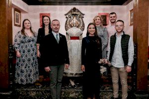 El Gremio Artesano de Sastres y Modistas de la Comunidad Valenciana ha obsequiado un traje completo a la Fallera Mayor de Valencia - (foto 3)