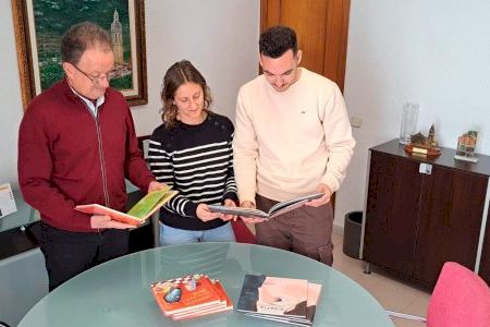 Un veí realitza una donació de llibres per als tallers municipals de foment lector dirigits a la població infantil d’Alcalà-Alcossebre