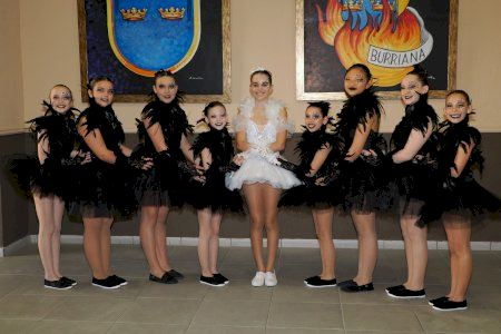 Les falleres de Borriana es reunixen en la festa de disfresses Les falleres de Borriana es reunixen en la festa de disfresses