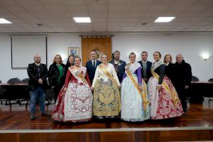 Más de 1.000 falleras y falleros dan la bienvenida a la fiesta desde la plaza Constitución de Alberic - (foto 2) Más de 1.000 falleras y falleros dan la bienvenida a la fiesta desde la plaza Constitución de Alberic - (foto 2)