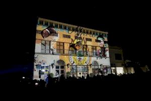 Más de 1.000 falleras y falleros dan la bienvenida a la fiesta desde la plaza Constitución de Alberic Más de 1.000 falleras y falleros dan la bienvenida a la fiesta desde la plaza Constitución de Alberic