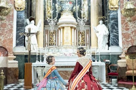 Les Falleres Majors de València oferixen el seu ram de flors a la Geperudeta