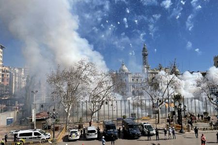 VIDEO | Bombardeig de trons i colp final hermètic de la pirotècnia Drac en la quinta mascletà de València