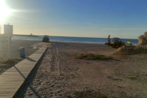 El Campello instala las pasarelas en las playas ante la proximidad de la Semana Santa y el inicio de le temporada de baño