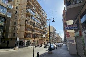 El Ayuntamiento inicia el mantenimiento y pintado de las farolas de la avenida Gabriel Miró - (foto 2) El Ayuntamiento inicia el mantenimiento y pintado de las farolas de la avenida Gabriel Miró - (foto 2)