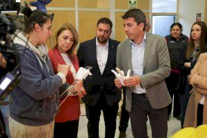 Carlos Mazón ha visitado el taller fallero de los artistas Teodora Chichanova y Miguel March