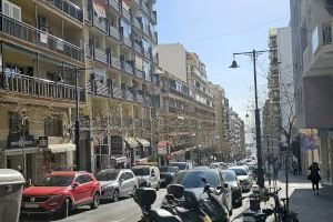 El Ayuntamiento inicia el mantenimiento y pintado de las farolas de la avenida Gabriel Miró - (foto 4) El Ayuntamiento inicia el mantenimiento y pintado de las farolas de la avenida Gabriel Miró - (foto 4)