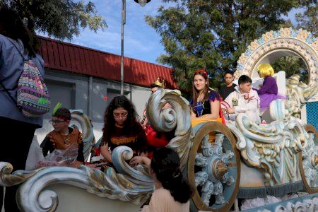 Quart de Poblet se llena de humor y color con la Cabalgata del Ninot